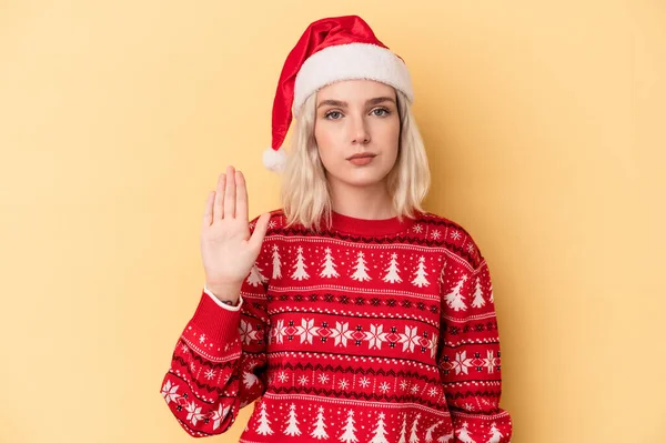 Jovem Caucasiana Celebrando Natal Isolado Fundo Amarelo Com Mão Estendida — Fotografia de Stock