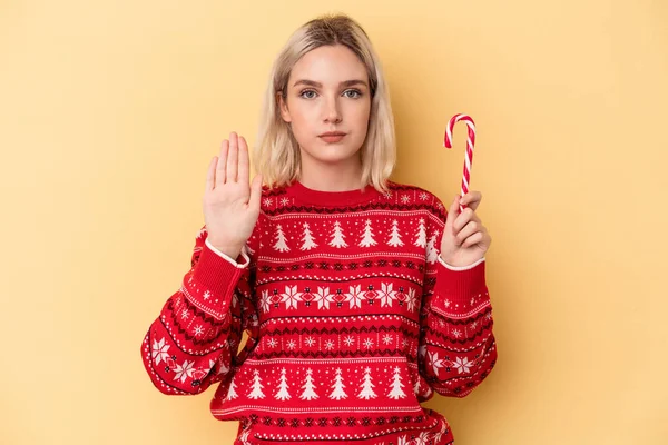 Giovane Donna Caucasica Possesso Bastone Natale Isolato Sfondo Giallo Piedi — Foto Stock
