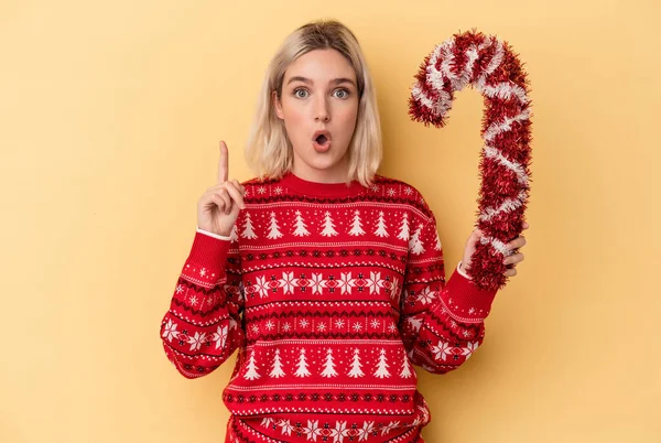 Mulher Caucasiana Jovem Segurando Grande Vara Natal Isolado Fundo Amarelo — Fotografia de Stock