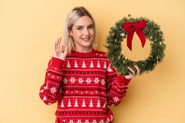 Young Caucasian Woman Holding Christmas Wreath Isolated Yellow Background Cheerful — Photo