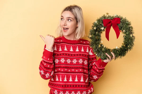 Young Caucasian Woman Holding Christmas Wreath Isolated Yellow Background Points — Foto Stock