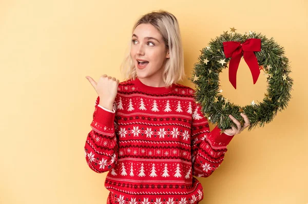 Young Caucasian Woman Holding Christmas Wreath Isolated Yellow Background Points — Photo