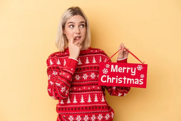 Молода Біла Жінка Тримає Веселий Різдвяний Плакат Ізольовано Жовтому Тлі — стокове фото