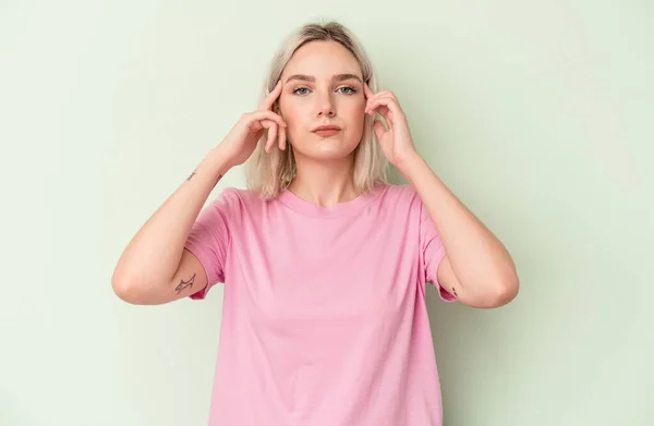 Young Caucasian Woman Isolated Green Background Focused Task Keeping Forefingers — Stock Photo, Image