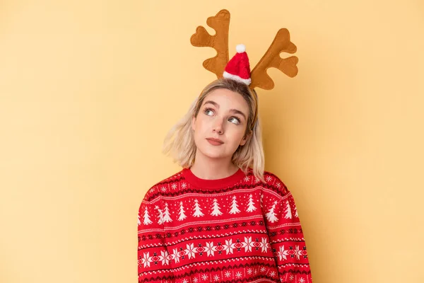 Jonge Blanke Vrouw Draagt Een Kerstrendier Hoed Geïsoleerd Gele Achtergrond — Stockfoto