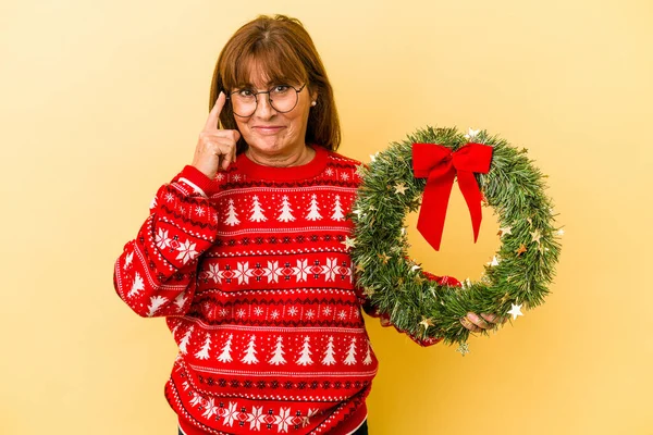 Middle Age Caucasian Woman Celebrating Christmas Holding Wreat — Stock Photo, Image