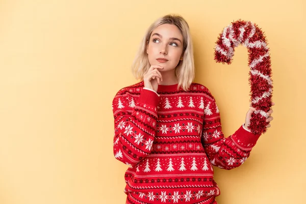 Jonge Blanke Vrouw Met Grote Kerst Stok Geïsoleerd Gele Achtergrond — Stockfoto
