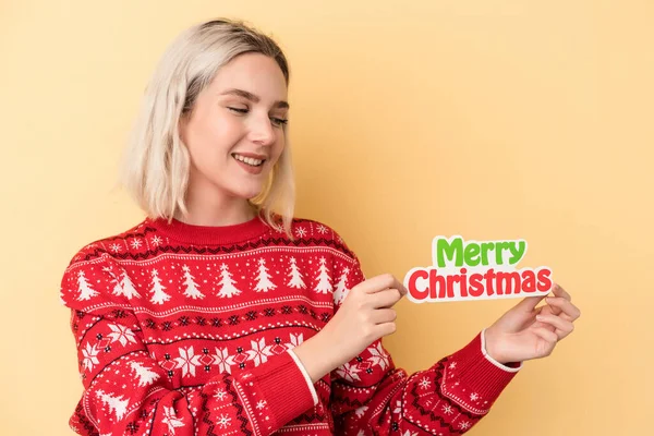 Mladá Běloška Žena Drží Vánoční Rekvizity Izolované Žlutém Pozadí — Stock fotografie
