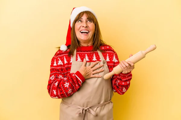 Middle Age Caucasian Woman Cooking Cookies Christmas Isolated Yellow Background — ストック写真