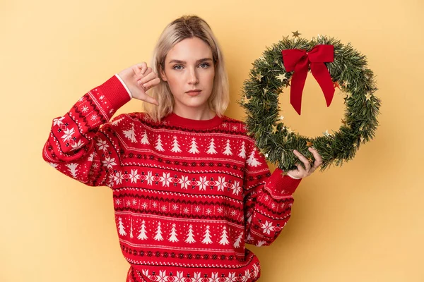 Young Caucasian Woman Holding Christmas Wreath Isolated Yellow Background Showing —  Fotos de Stock