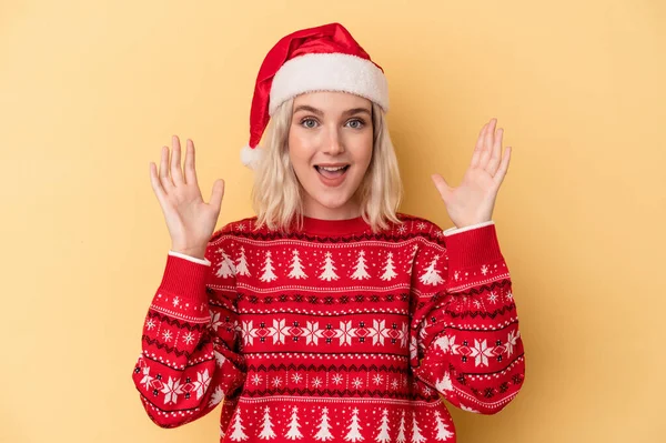 Mladá Běloška Slaví Vánoce Izolované Žlutém Pozadí Obdrží Příjemné Překvapení — Stock fotografie