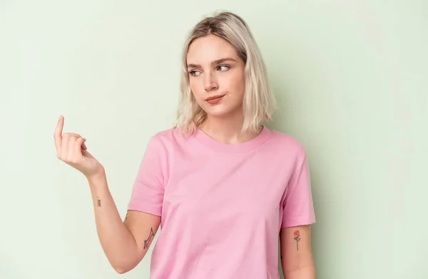 Joven Mujer Caucásica Aislada Sobre Fondo Verde Señalándote Con Dedo — Foto de Stock