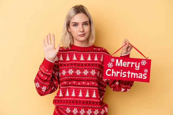 Молода Біла Жінка Тримає Веселий Різдвяний Плакат Ізольований Жовтому Тлі — стокове фото