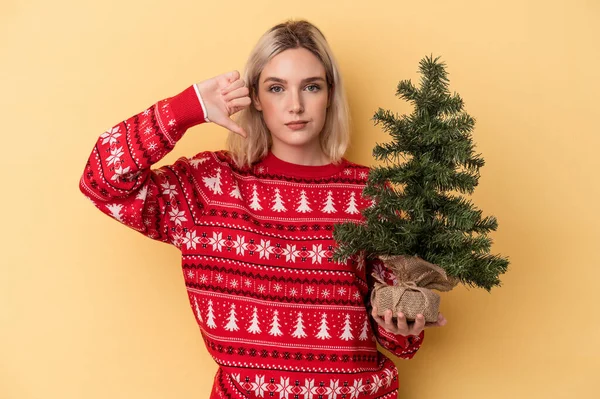 Mulher Caucasiana Jovem Segurando Uma Pequena Árvore Natal Isolada Fundo — Fotografia de Stock
