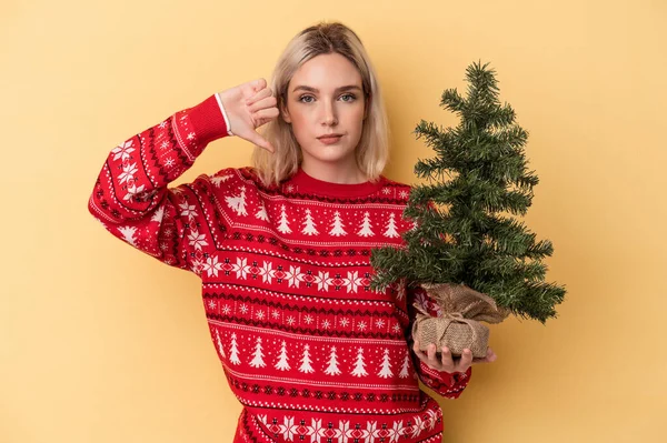 Giovane Donna Caucasica Che Tiene Piccolo Albero Natale Isolato Sfondo — Foto Stock