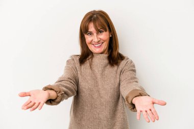 Beyaz arka planda izole edilmiş orta yaşlı beyaz kadın hoş bir ifade sergiliyor..