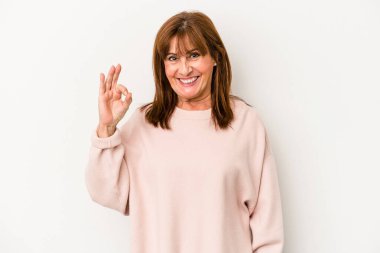 Beyaz arka planda izole edilmiş orta yaşlı beyaz kadın neşeli ve kendinden emin..