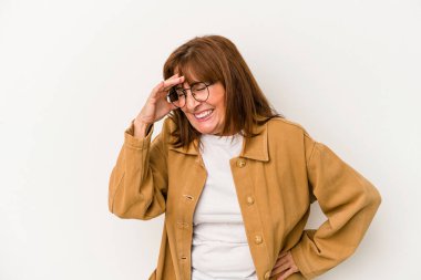 Beyaz arka planda soyutlanmış orta yaşlı, beyaz bir kadın neşeli bir şekilde gülüyor. Mutluluk kavramı.