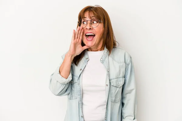 Mujer Caucásica Mediana Edad Aislada Sobre Fondo Blanco Gritando Emocionada —  Fotos de Stock