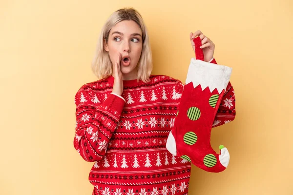 Jonge Blanke Vrouw Met Een Elfensok Geïsoleerd Gele Achtergrond Zegt — Stockfoto