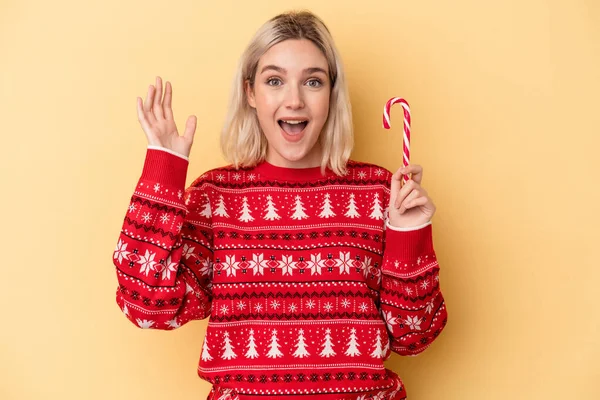 Mladá Běloška Drží Vánoční Hůl Izolované Žlutém Pozadí Obdrží Příjemné — Stock fotografie