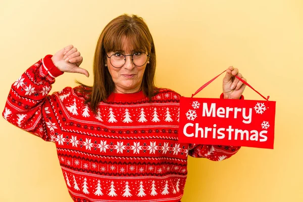 Middle Age Caucasian Woman Holding Merry Christmas Placard Isolated Yellow — Stock Photo, Image