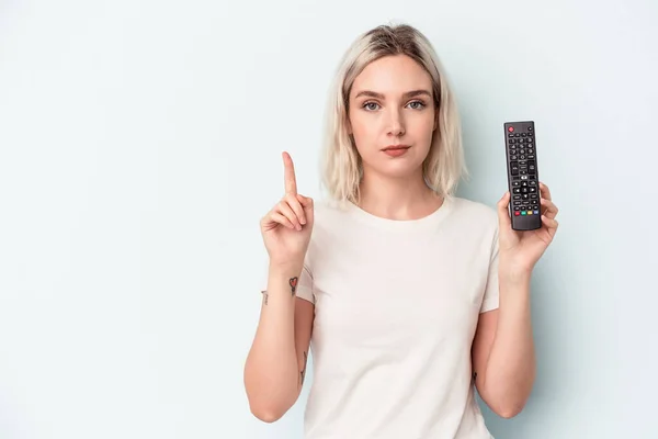 Young Caucasian Woman Holding Controller Isolated Blue Background Showing Number — Photo