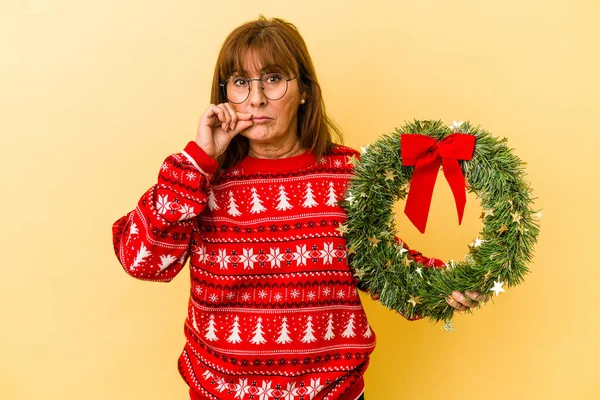 Middle Age Caucasian Woman Celebrating Christmas Holding Wreat — Stock Photo, Image