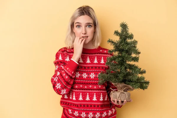 Mujer Joven Caucásica Sosteniendo Pequeño Árbol Navidad Aislado Sobre Fondo —  Fotos de Stock