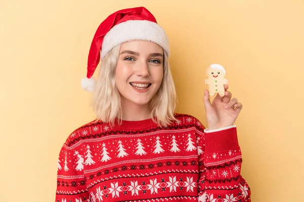 Jovem Caucasiana Segurando Biscoitos Natal Isolado Fundo Amarelo — Fotografia de Stock
