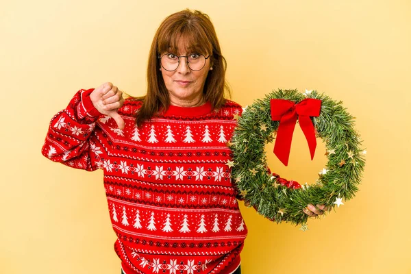 Middle Age Caucasian Woman Celebrating Christmas Holding Wreat — Stock Photo, Image