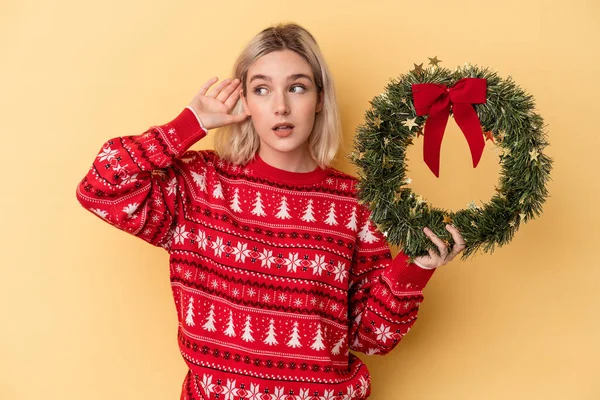 Young Caucasian Woman Holding Christmas Wreath Isolated Yellow Background Trying — Foto Stock