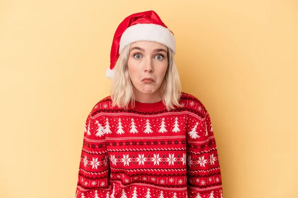 Mladá Běloška Slaví Vánoce Izolované Žlutém Pozadí Pokrčí Rameny Otevřené — Stock fotografie