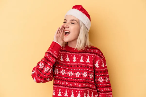 Mladá Běloška Slaví Vánoce Izolované Žlutém Pozadí Křičí Drží Dlaň — Stock fotografie