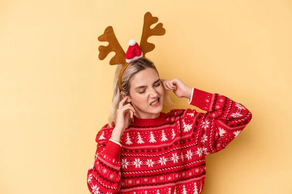 Junge Kaukasische Frau Mit Weihnachtlichem Rentierhut Isoliert Auf Gelbem Hintergrund — Stockfoto