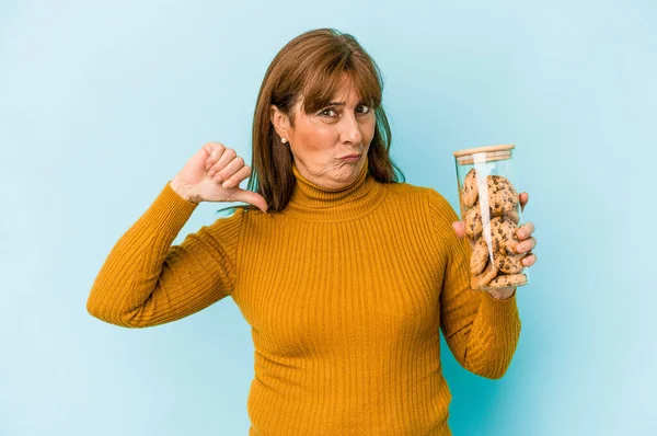 Middle Age Caucasian Woman Holding Cookies Jar Isolated Blue Background — Fotografia de Stock