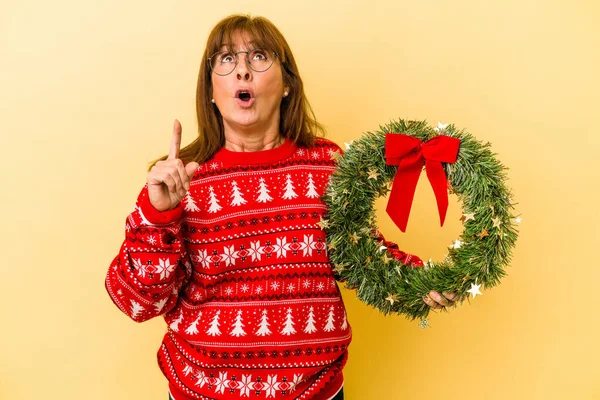 Middle Age Caucasian Woman Celebrating Christmas Holding Wreat — Stock fotografie