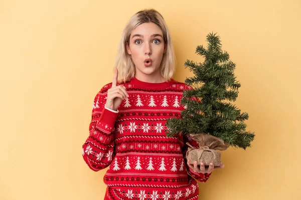 Mujer Joven Caucásica Sosteniendo Pequeño Árbol Navidad Aislado Sobre Fondo —  Fotos de Stock