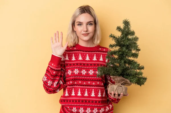 Jeune Femme Caucasienne Tenant Petit Arbre Noël Isolé Sur Fond — Photo