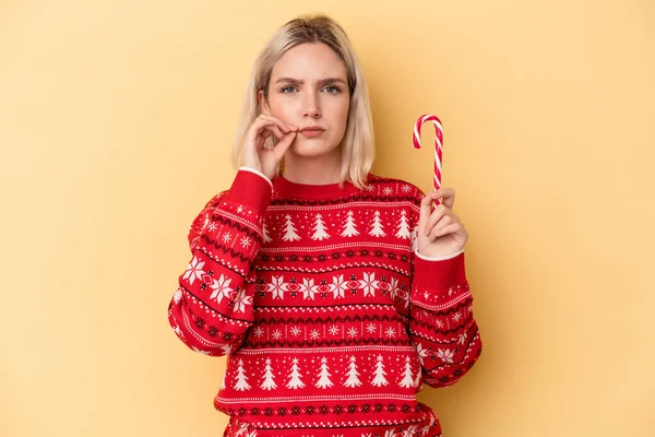 Mujer Caucásica Joven Sosteniendo Palo Navidad Aislado Sobre Fondo Amarillo — Foto de Stock