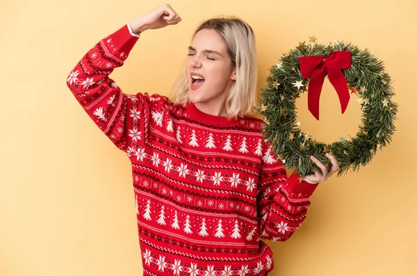 Young Caucasian Woman Holding Christmas Wreath Isolated Yellow Background Raising — Foto Stock