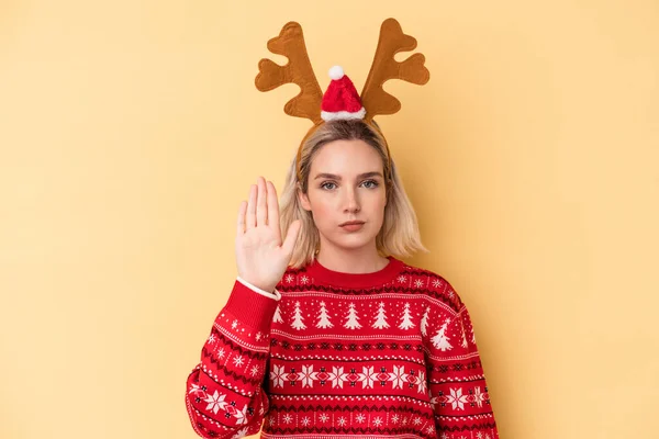 Jonge Blanke Vrouw Draagt Een Kerstrendier Hoed Geïsoleerd Gele Achtergrond — Stockfoto