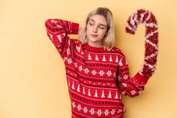 Jonge Blanke Vrouw Met Grote Kerst Stok Geïsoleerd Gele Achtergrond — Stockfoto