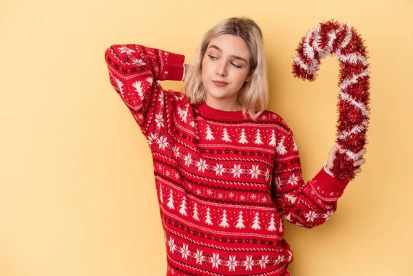 Ung Kaukasisk Kvinna Som Håller Stora Julpinne Isolerad Gul Bakgrund — Stockfoto