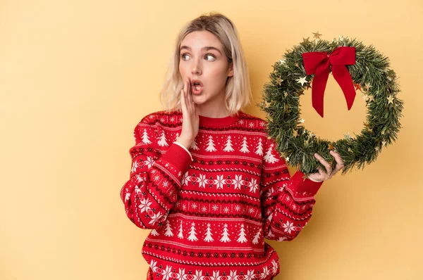 Ung Kaukasisk Kvinna Som Håller Julkrans Isolerad Gul Bakgrund Säger — Stockfoto