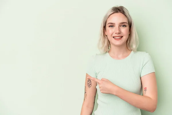 Yeşil Arka Planda Izole Edilmiş Genç Beyaz Kadın Gülümsüyor Boş — Stok fotoğraf