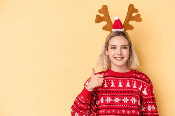 Jovem Caucasiana Vestindo Chapéu Rena Natal Isolado Fundo Amarelo Sorrindo — Fotografia de Stock