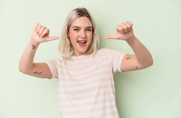 Genç Beyaz Kadın Yeşil Arka Planda Izole Edilmiş Baş Parmağını — Stok fotoğraf
