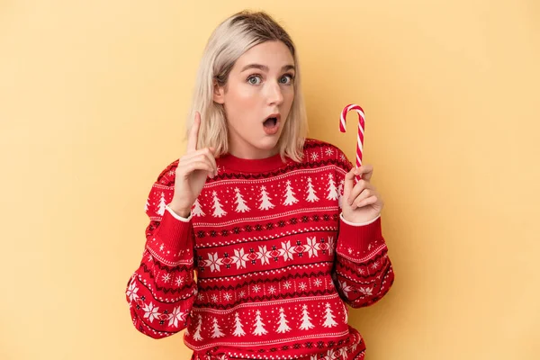 Giovane Donna Caucasica Possesso Bastone Natale Isolato Sfondo Giallo Avendo — Foto Stock