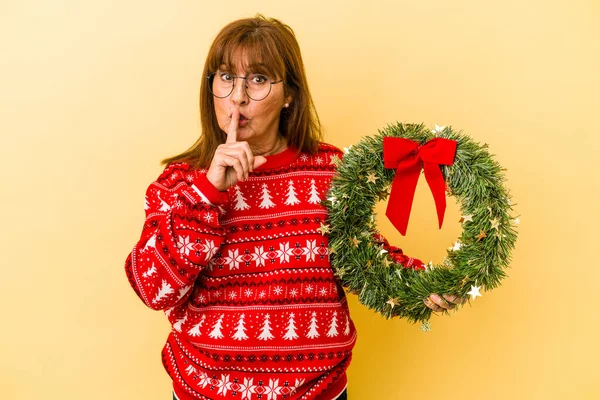Middle Age Caucasian Woman Celebrating Christmas Holding Wreat — Φωτογραφία Αρχείου